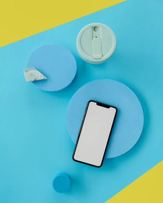 Un espace de travail élégant et performant, avec plusieurs écrans, un ordinateur portable et un smartphone, mettant en valeur un projet de web design.